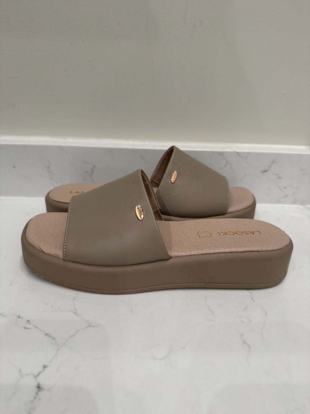 Lasocki Women's Beige Leather Platform Slide Sandals size 38 / 8